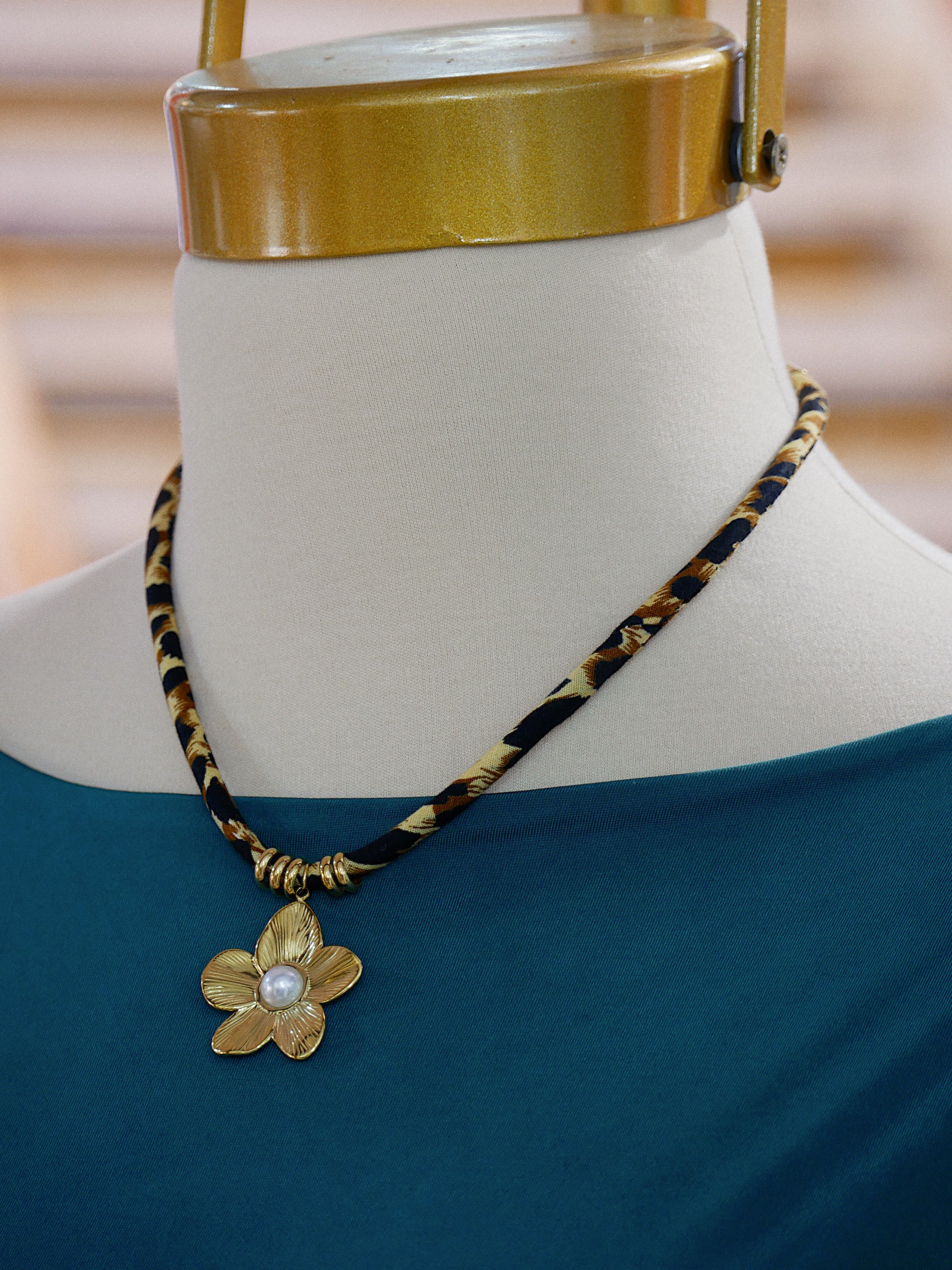 collar animal print flor