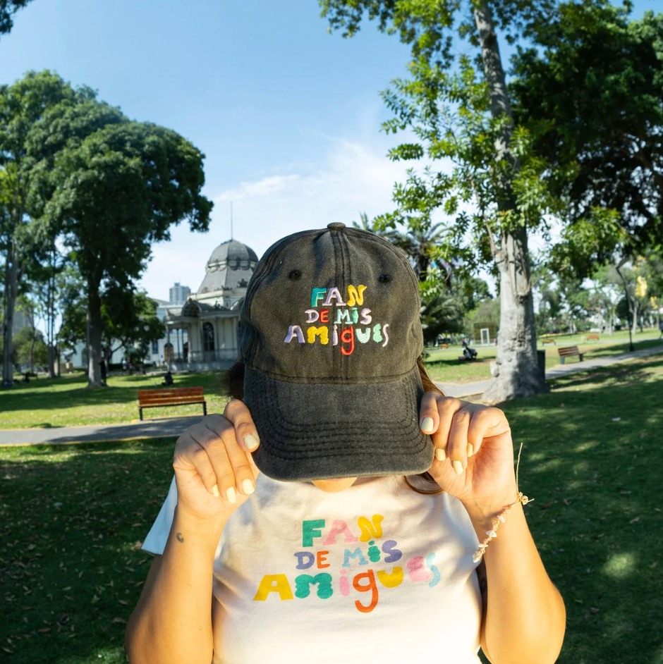 Gorra "Fan de mis amigues"