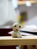 muñequito kodama crema