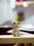 muñequito kodama crema