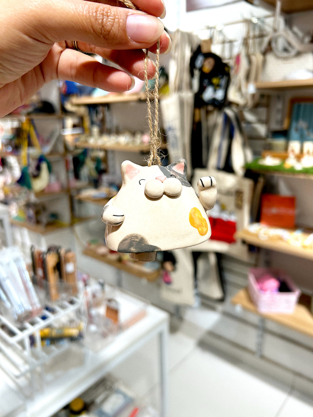 Campana gato blanco