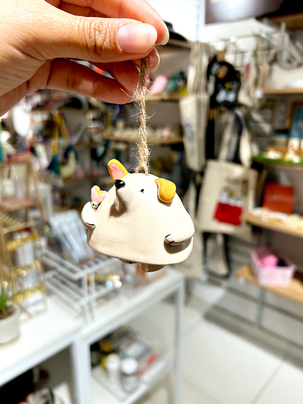 Campana perrito blanco